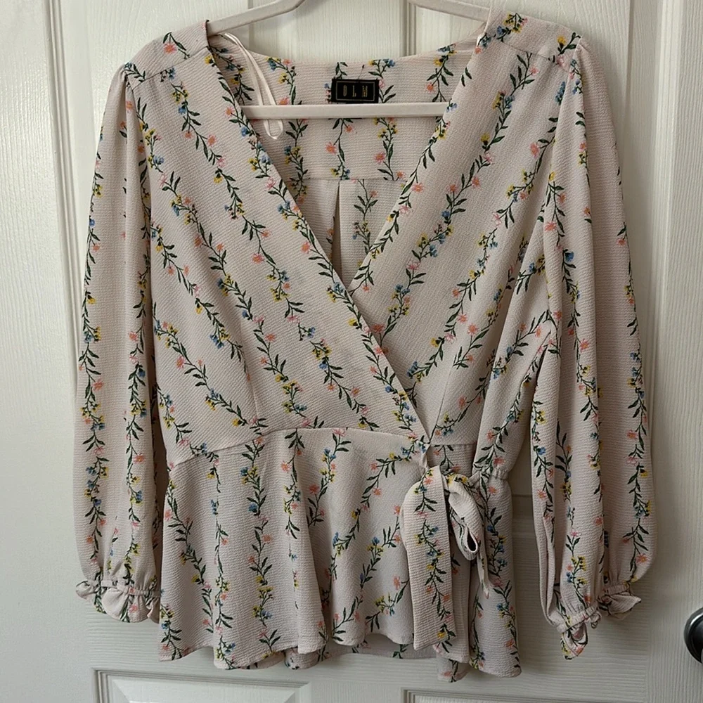 SOLD 💚 OLM Light Pink Floral Wrap Flattering Peplum Top L - Picture 3 of 11